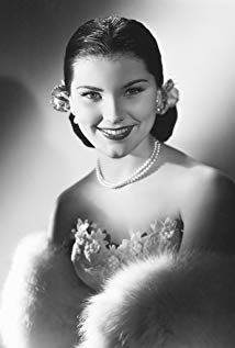 How tall is Debra Paget?